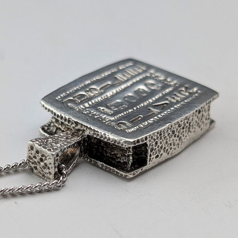 1977 UK Sterling Silver Jubilee Pendant with Sterling Silver Necklace Total 19.7g